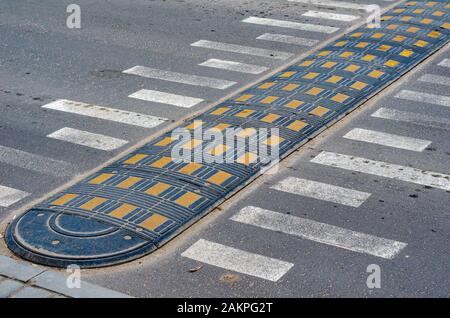 Vitesse bosse sur une rue de la ville. Vitesse et marquages sur route sur le pavé. Sécurité routière. Entretien des piétons. Mise au point sélective. Banque D'Images
