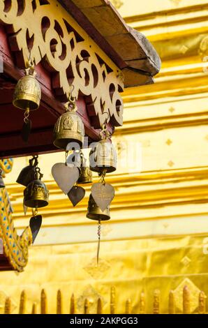 cloches métalliques suspendues sur le toit de l'église Banque D'Images