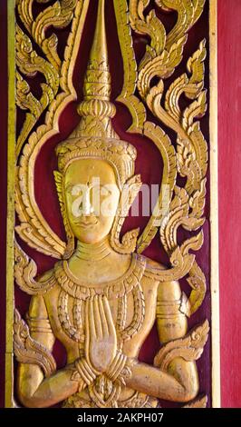 statue de fée en bois à la porte de l'église Banque D'Images