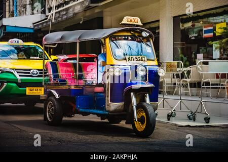 Bangkok, Thaïlande - 29 octobre 2019 : Tut Tut repéré sur la route de Bangkok, Thaïlande. Le taxi de Thaïlande. Banque D'Images