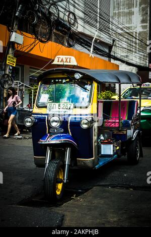 Bangkok, Thaïlande - 29 octobre 2019 : Tut Tut repéré sur la route de Bangkok, Thaïlande. Le taxi de Thaïlande. Banque D'Images