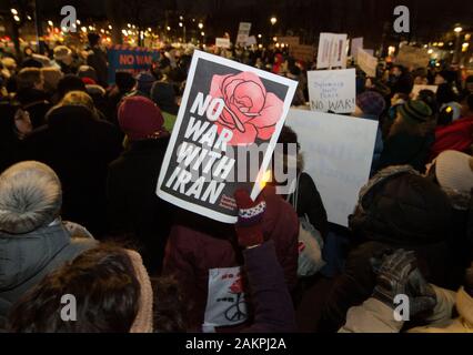 Cambridge, Massachusetts, USA. Jan 9, 2020. Des centaines de "Pas de guerre avec l'Iran" les manifestants se sont réunis sur Massachusetts Avenue, en face de l'Université Harvard dans le cadre d'un maximum de 300 manifestations à travers les États-Unis organisée par MoveOn.org. Photo par Chuck Nacke / Alamy Live News. Banque D'Images