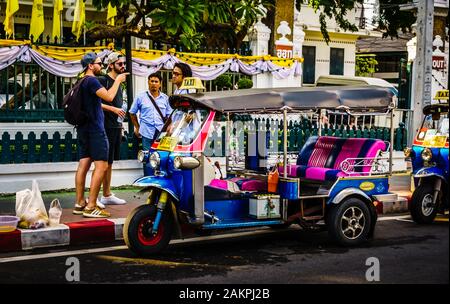 Bangkok, Thaïlande - 29 octobre 2019 : Tut Tut repéré sur la route de Bangkok, Thaïlande. Le taxi de Thaïlande. Banque D'Images