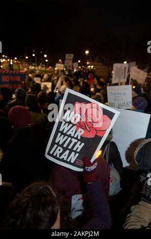 Cambridge, Massachusetts, USA. Jan 9, 2020. Des centaines de "Pas de guerre avec l'Iran" les manifestants se sont réunis sur Massachusetts Avenue, en face de l'Université Harvard dans le cadre d'un maximum de 300 manifestations à travers les États-Unis organisée par MoveOn.org. Photo par Chuck Nacke / Alamy Live News. Banque D'Images