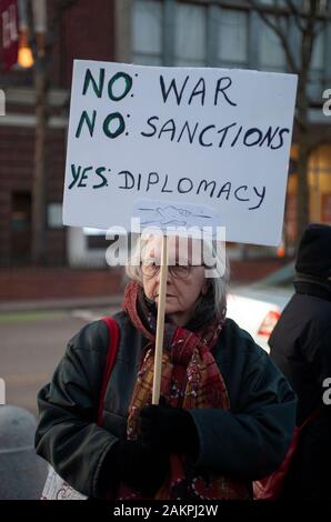 Cambridge, Massachusetts, USA. Jan 9, 2020. Des centaines de "Pas de guerre avec l'Iran" les manifestants se sont réunis sur Massachusetts Avenue, en face de l'Université Harvard dans le cadre d'un maximum de 300 manifestations à travers les États-Unis organisée par MoveOn.org. Banque D'Images