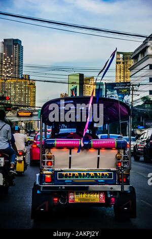 Bangkok, Thaïlande - 29 octobre 2019 : Tut Tut repéré sur la route de Bangkok, Thaïlande. Le taxi de Thaïlande. Banque D'Images