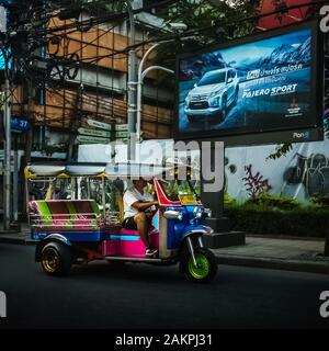 Bangkok, Thaïlande - 29 octobre 2019 : Tut Tut repéré sur la route de Bangkok, Thaïlande. Le taxi de Thaïlande. Banque D'Images