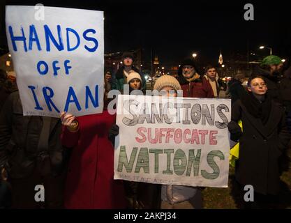 Cambridge, Massachusetts, USA. Jan 9, 2020. Des centaines de "Pas de guerre avec l'Iran" les manifestants se sont réunis sur Massachusetts Avenue, en face de l'Université Harvard dans le cadre d'un maximum de 300 manifestations à travers les États-Unis organisée par MoveOn.org. Banque D'Images