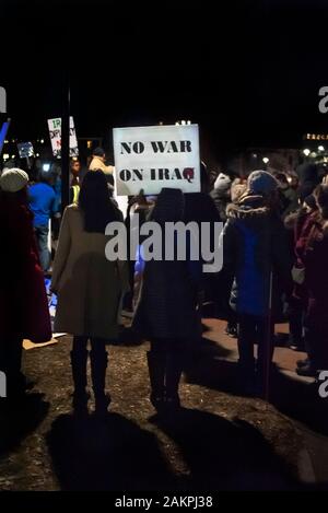 Cambridge, Massachusetts, USA. Jan 9, 2020. Des centaines de "Pas de guerre avec l'Iran" les manifestants se sont réunis sur Massachusetts Avenue, en face de l'Université Harvard dans le cadre d'un maximum de 300 manifestations à travers les États-Unis organisée par MoveOn.org. Photo par Chuck Nacke / Alamy Live News. Banque D'Images