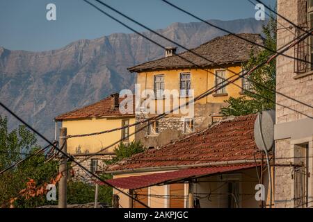 Maisons de la cité médiévale entourée de montagnes à Saranda, Albanie Banque D'Images