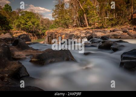 Tad Lo cascades en Plateau des Bolavens, sud du Laos Banque D'Images