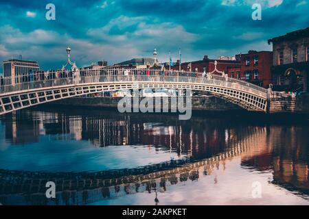 Pont ha'Penny sur la Liffey à Dublin au crépuscule.vue Cinématographique sur la ville. Banque D'Images