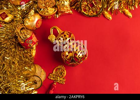 Nouvel an chinois décoration or Pièce Augure, poisson d'or, fond rouge Banque D'Images