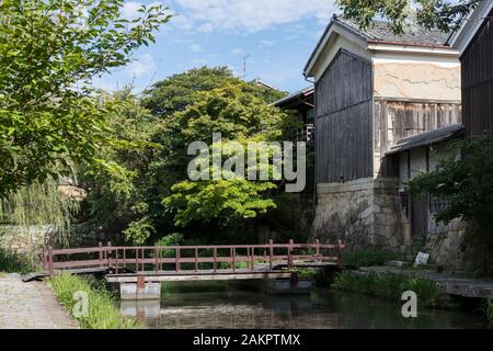 Omihachiman - préfecture de Shiga / Japon: Septembre 2019: Maisons sur la rive du fleuve dans la ville d'Omihachiman. Banque D'Images