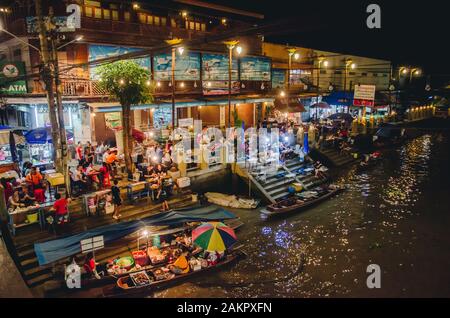 Marché flottant Amphawa la nuit, le marché flottant le plus célèbre et la destination touristique culturelle le 6 avril 2018 à Amphawa, Thaïlande Banque D'Images