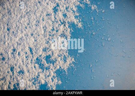 fond de neige en fonte. fin d'hiver, réchauffement de la planète Banque D'Images