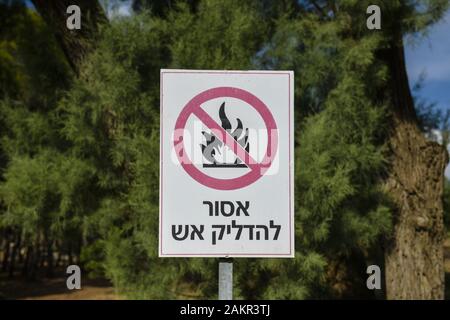 Waldbrandgefahr Schild, Césarée, en Israël Banque D'Images