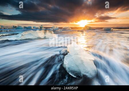 Blocs de glace au lever du soleil, Jökulsárlón, Diamond Beach, Austurland, Islande, Europe du Nord Banque D'Images