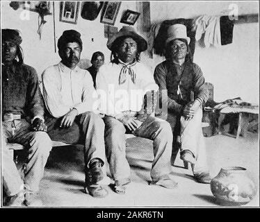 Un soldat-médecin de notre armée, James, PKimball feu colonel et chef adjoint des services généraux, U.SArmy . Enfants d'Acoma, N.M.. Le gouverneur et son personnel, ACOMA SANTA FE 131 par le secrétaire d'État et de le Conseil du Trésor- vraisemblablement. La canne d'ébène fait onstate reprises, a une tête d'argent, et bearsthe inscription, A. Lincoln, Président U.S. toAcoma, 1863. Une canne à sucre a été donnée à l'eachof pueblos indiens fidèles à l'époque, il a été Acoma andat conservés en tant que partie d'theinsignia d'office. La hat a l'air d'mightbear la même date. Visité pueblo et pris des photos. Bell,espagnol, en Banque D'Images