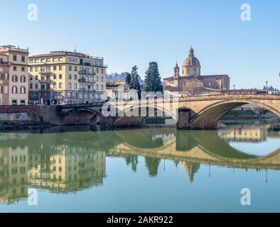 FLORENCE, ITALIE, le 6 janvier 2020 : le fleuve Arno, dans le soleil d'hiver. Ponte Santa Trninita à pont de San Frediano in Cestello église dans le Banque D'Images