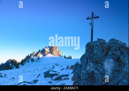 Traversez la roche dans la nature hivernale blanche sous le ciel bleu. Photo Christianisme, espace bleu d'édition. Banque D'Images