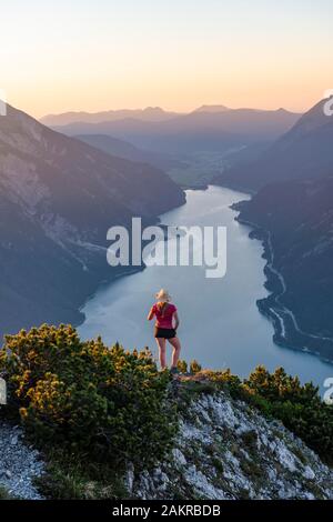 Le coucher du soleil, jeune femme à la recherche de paysages de montagne, vue de la montagne à Baerenkopf Lac Achensee, Tyrol, Autriche Banque D'Images