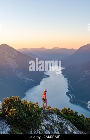 Le coucher du soleil, jeune femme à la recherche de paysages de montagne, vue de la montagne à Baerenkopf Le Lac Achensee, Seebergspitze Seekarspitze gauche et droite, Banque D'Images