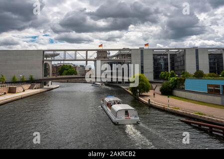 Bateau d'excursion sur la Spree, Marie-Elisabeth-Lueders-House et Paul-Loebe-House avec ciel nuageux, Berlin, Allemagne Banque D'Images