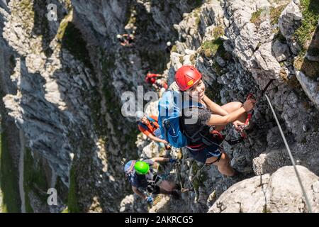 Groupe d'alpinistes avec casque sur un route de corde fixe, Mittenwald via ferrata, Karwendel, Mittenwald, Allemagne Banque D'Images