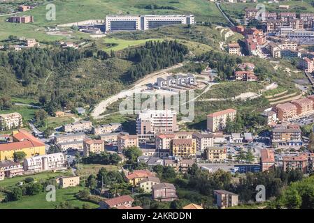 Avis de Rocca di Cerere avec bâtiment de l'hôpital à Enna ville italienne située dans la province d'Enna au centre de la Sicile, dans le sud de l'Italie Banque D'Images