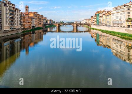 Vue de la ville médiévale de pont de pierre sur l'Arno à Florence, Toscane, Italie. La ville de Florence. L'architecture de Florence et de repère. Banque D'Images