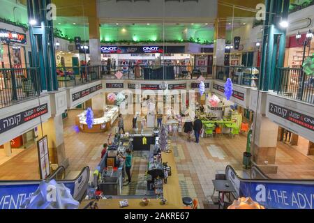 Centre-ville, sortie Kaufhaus, Sderot Ben Gourion, Haïfa, Israël Banque D'Images