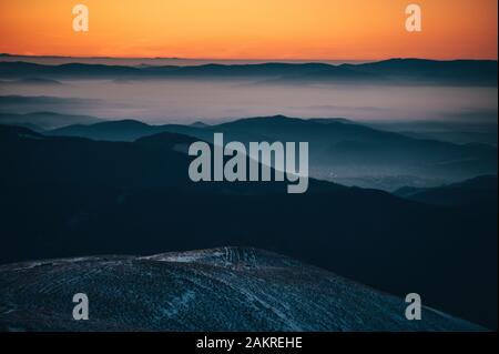 Lumière de fin de matinée dans les montagnes, le ciel du lever du soleil et de belles couleurs. Banque D'Images