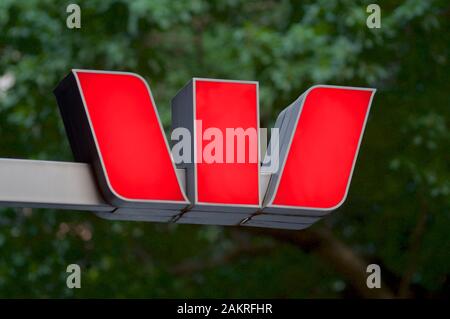 Brisbane, Queensland, Australie - 20 décembre 2019 : vue sur le logo de la banque Westpac accroché devant l'entrée de la banque dans la rue Elizabeth à Bris Banque D'Images