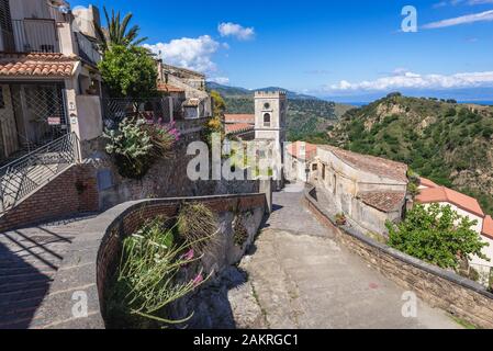 Rue de village Savoca sur l'île de Sicile en Italie - voir avec l'église de San Nicolo également connu sous le nom de Église de San Lucia Banque D'Images