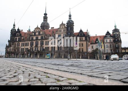 Dresde, Allemagne. 10 janvier, 2020. Les passants sont devant le Résidence Palace avec la Voûte verte. Une société de sécurité israélienne a été offert des bijoux de l'effraction dans la voûte verte de Dresde par des inconnus, selon ses propres déclarations. Credit : Sebastian Kahnert/dpa-Zentralbild/dpa/Alamy Live News Banque D'Images