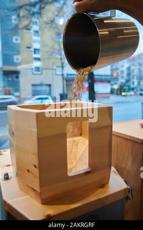 Berlin, Allemagne. 07Th Jan, 2020. Un client indique les grains d'avoine dans une machine en bois. Dans le magasin, appuyé du muesli flocons sont fabriqués à partir de l'ensemble des céréales. Dans l'ensemble de boutique hors taxes, les conteneurs sont d'abord pesés, puis rempli, pesés à nouveau et la différence est payée. Credit : Annette Riedl/dpa-Zentralbild/ZB/dpa/Alamy Live News Banque D'Images