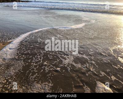 Une belle journée glaciale sur la plage de Sandbanks. Banque D'Images