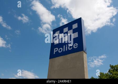 Brisbane, Queensland, Australie - 29 octobre 2019 : vue du panneau de police australien contre un ciel bleu situé à l'extérieur d'un poste de police des Verts Banque D'Images