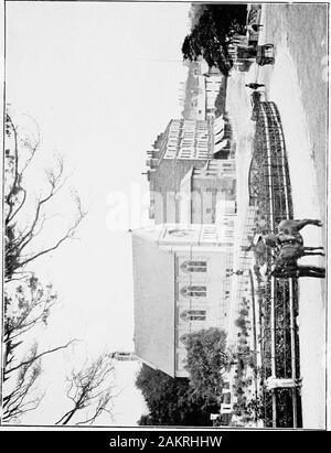 Années 1810-1910 : Bournemouth, l'histoire d'un plaisir et santé moderne resort . d juges Vaughan Williams, Romer, andStirling a renversé la décision. Le Conseil à la fois con-sulted la bm-gesses, qui leur a donné cette backingthat importantes mesures ont été prises pour l'appel à la Chambre des Lords, et,si nécessaire, pour obtenir réparation au moyen d'un ParliamentaryBill. La sympathie des autres corporations municipales, wassought et préparations faites pour une strugglewith ce qui a été réalisé pour être une organisation d'colossalpower. Mais cette grande lutte n'est jamais éteint ; arrangementwas prévu pour l'achat Banque D'Images