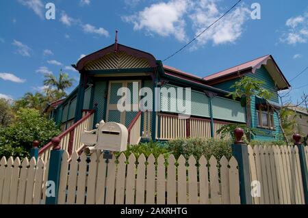 Brisbane, Queensland, Australie - 29 octobre 2019 : Photo d'une ancienne maison typique de Queenslander capturée dans le quartier de Greenslopes à Brisb Banque D'Images
