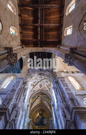 Choeur avec le Christ Pantocrator mosaïque dans la Cathédrale Basilique de la Transfiguration à Cefalu ville italienne située sur l'île de Sicile, Italie Banque D'Images