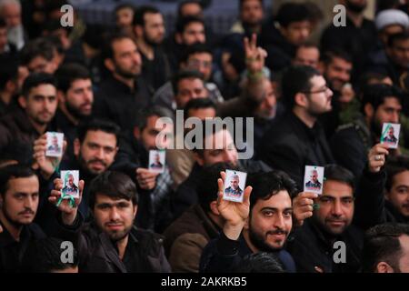 Téhéran, Iran. Jan 9, 2020. Un cadeau photo mis à disposition par le bureau chef suprême de l'Iran démontre aux participants au cours d'une cérémonie de deuil par le chef suprême à Téhéran pour tué haut général Qasem Soleimani, Téhéran, Iran, 09, janvier 2020. Un drone américain a tué grève Qasem Soleimani, le chef de l'Iran islamique d'élite des Gardiens de la révolution la force Qods, le 03 janvier 2020 à Bagdad, Iraq. Credit : Khamenei.Ir/ZUMA/Alamy Fil Live News Banque D'Images