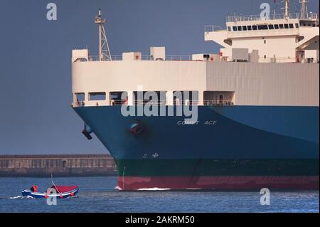 Bateau de pêche à l'ancienne voile passé coble énorme cargo sur la Tyne Banque D'Images