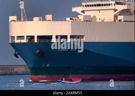 Bateau de pêche à l'ancienne voile passé coble énorme cargo sur la Tyne Banque D'Images