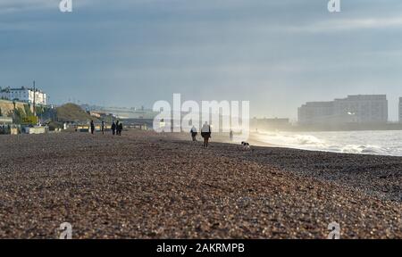Brighton UK 10 Janvier 2020 - Les Marcheurs profiter du soleil et des vagues sur la plage de Brighton, mais humide et venteux devrait revenir à l'échelle du pays d'ici quelques jours . Crédit : Simon Dack / Alamy Live News Banque D'Images