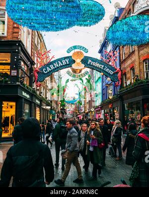 Londres, Royaume-Uni/Europe; 20/12/2019: Lumières de Noël de la vie en mer fabriquées à partir de matériaux recyclés dans Carnaby Street. Quartier de Soho, Londres. Banque D'Images