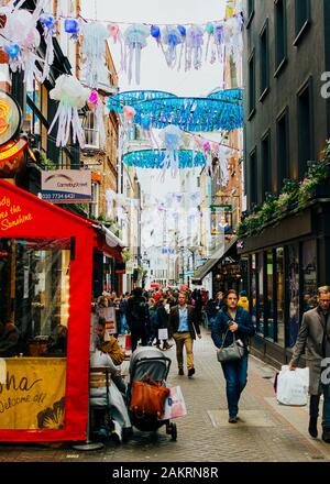 Londres, Royaume-Uni/Europe; 20/12/2019: Lumières de Noël de la vie en mer fabriquées à partir de matériaux recyclés dans Carnaby Street. Quartier de Soho, Londres. Banque D'Images