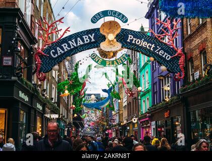 Londres, Royaume-Uni/Europe; 20/12/2019: Lumières de Noël de la vie en mer fabriquées à partir de matériaux recyclés dans Carnaby Street. Quartier de Soho, Londres. Banque D'Images