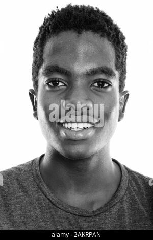 Face of young happy black African teenage boy smiling du Botswana Banque D'Images